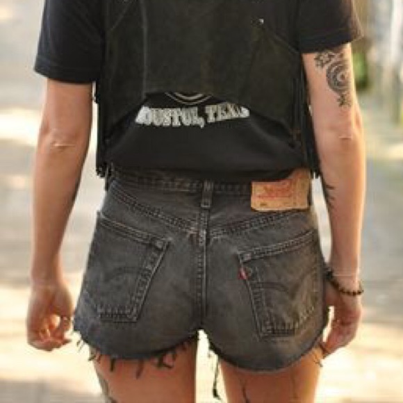 grey levi shorts